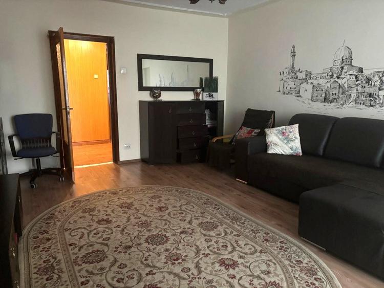 Apartament cu 3 camere decomandat, mobilat în P-ța Unirii