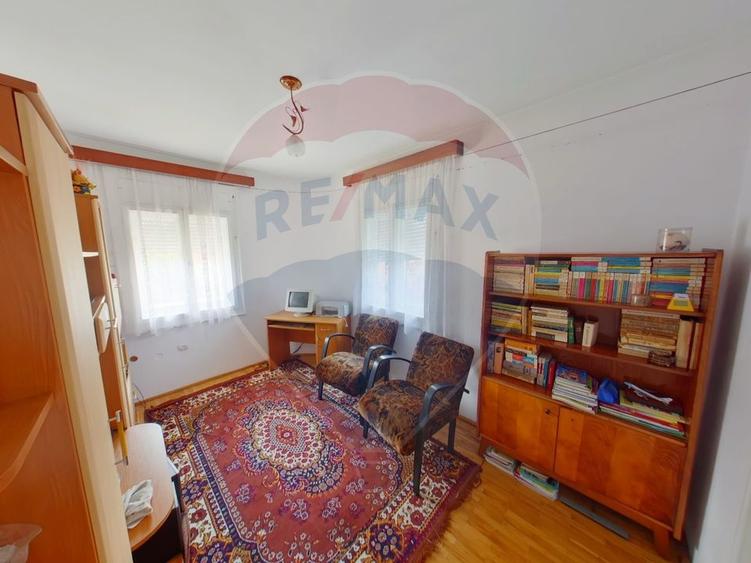 Casă individuală cu 8 camere cu Teren 2694 Mp în Rona de Sus