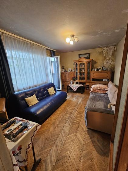 Apartament cu 3 camere decomandat în Titan