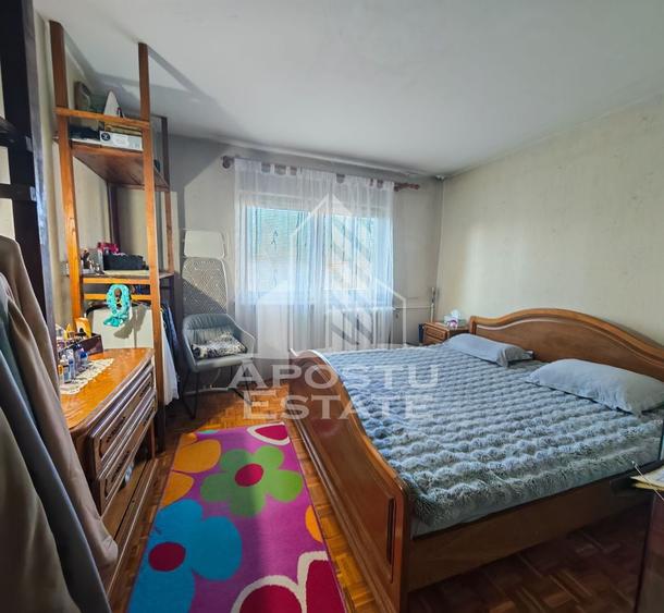 Apartament cu 4 camere decomandat în Soarelui