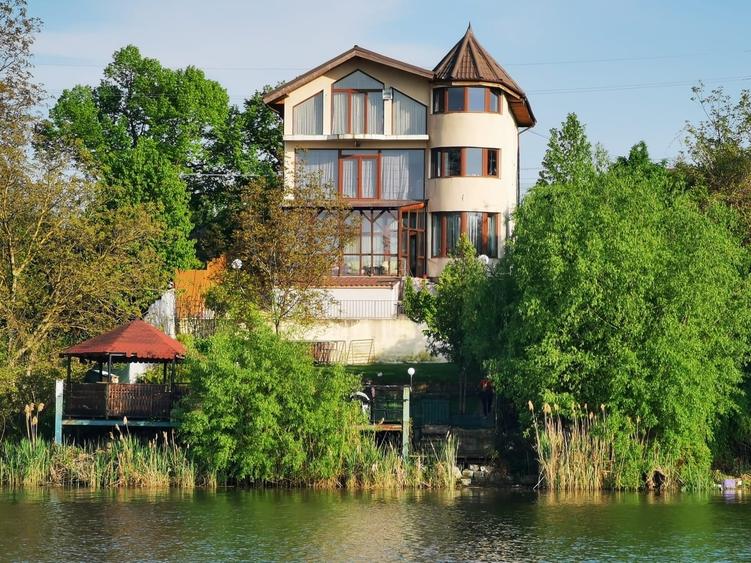 Casă cu 8 camere cu Teren 960 Mp în Balotești