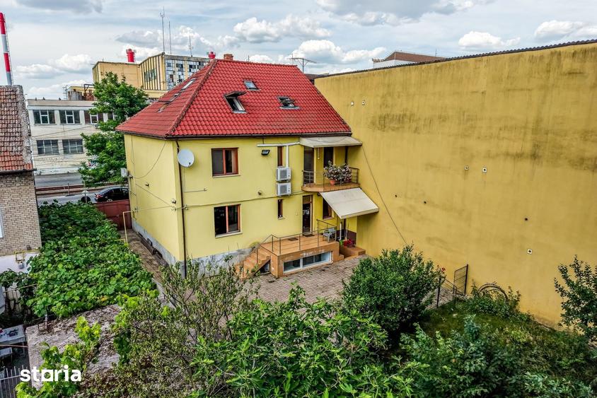 Casă cu 10 camere cu Teren 457 Mp în Central