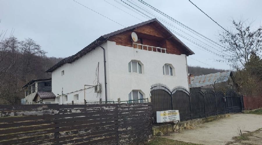 Casă individuală cu 6 camere cu Teren 436 Mp în Budeasa Mare