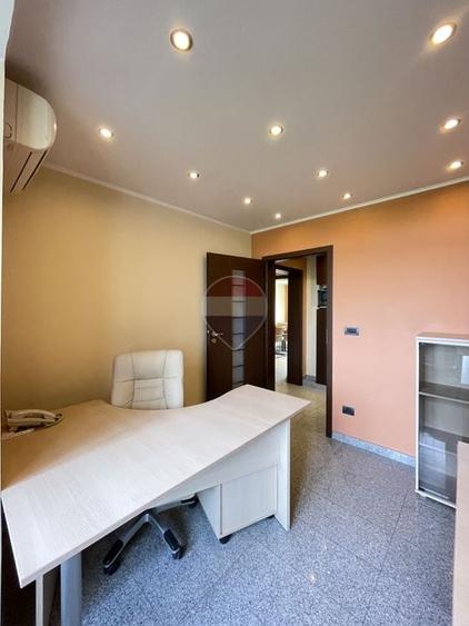 Apartament cu 4 camere semidecomandat, mobilat în P-ța Unirii