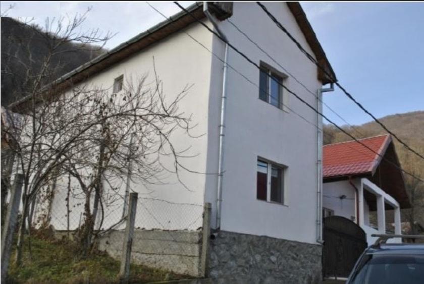 Casă individuală cu 6 camere cu Teren 4843 Mp în Robești