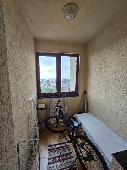 Apartament cu 3 camere semidecomandat, mobilat în Central