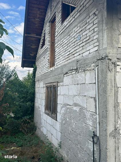 Casă cu 3 camere cu Canalizare în Brănești