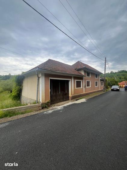 Casă cu 5 camere cu Teren 1800 Mp în Călugări