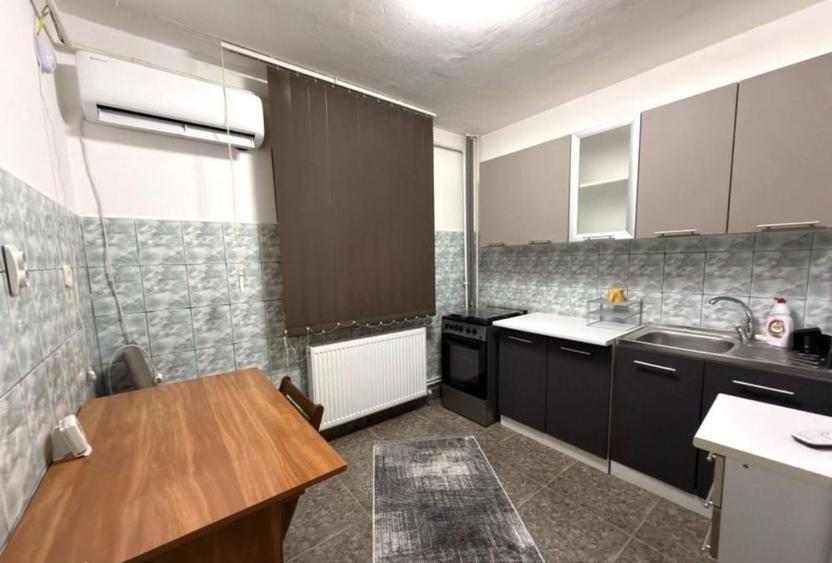 Apartament cu 2 camere decomandat în Rovine