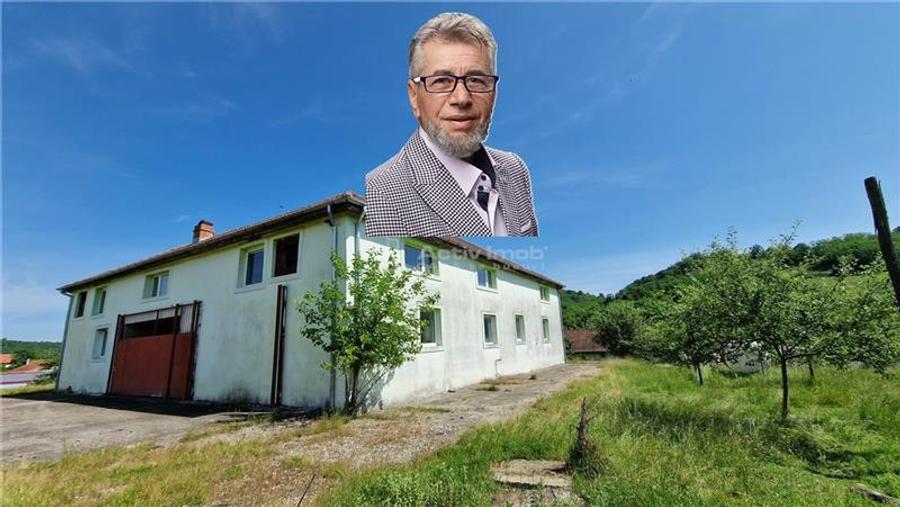Casă individuală cu 8 camere cu Teren 500 Mp în Vest