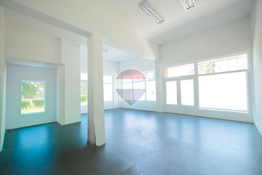 Spațiu comercial, de 75.860000610352 mp, în Rogerius