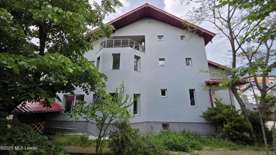 Casă individuală cu 8 camere cu Canalizare în Pipera