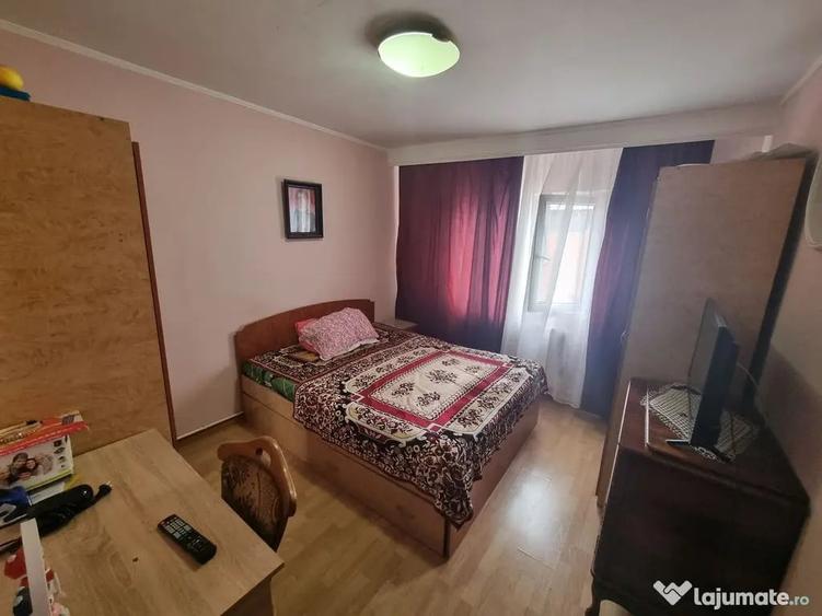 Apartament cu 4 camere decomandat în Dacia