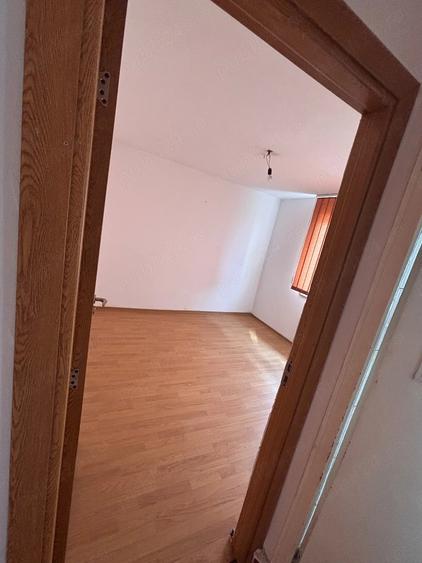 Apartament cu 3 camere semidecomandat în Cet