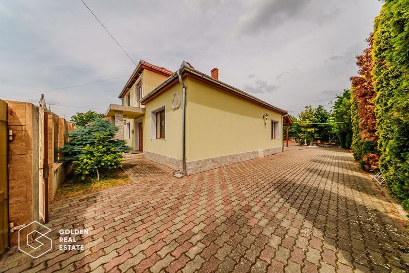 Casă individuală cu 11 camere cu Canalizare în Ghioroc