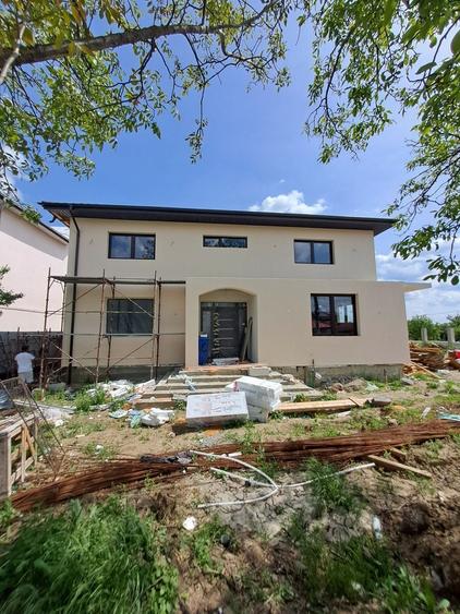 Casă cu 4 camere cu Teren 600 Mp în Central