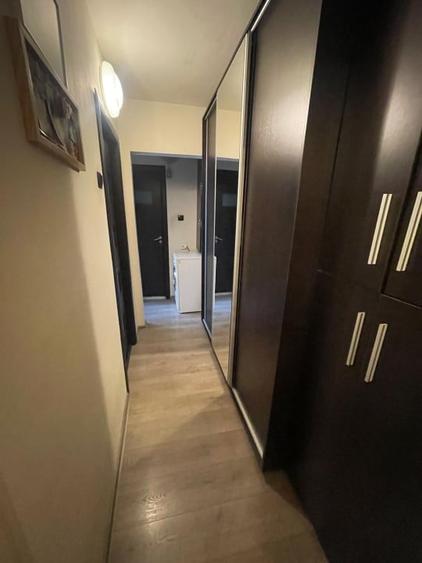 Apartament cu 3 camere semidecomandat, mobilat în Craiovița Nouă