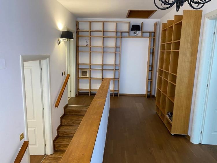 Casă individuală cu 5 camere cu Teren 500 Mp în Central