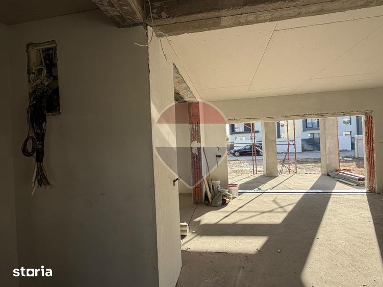 Casă cu 5 camere cu Teren 500 Mp în Malu Mare