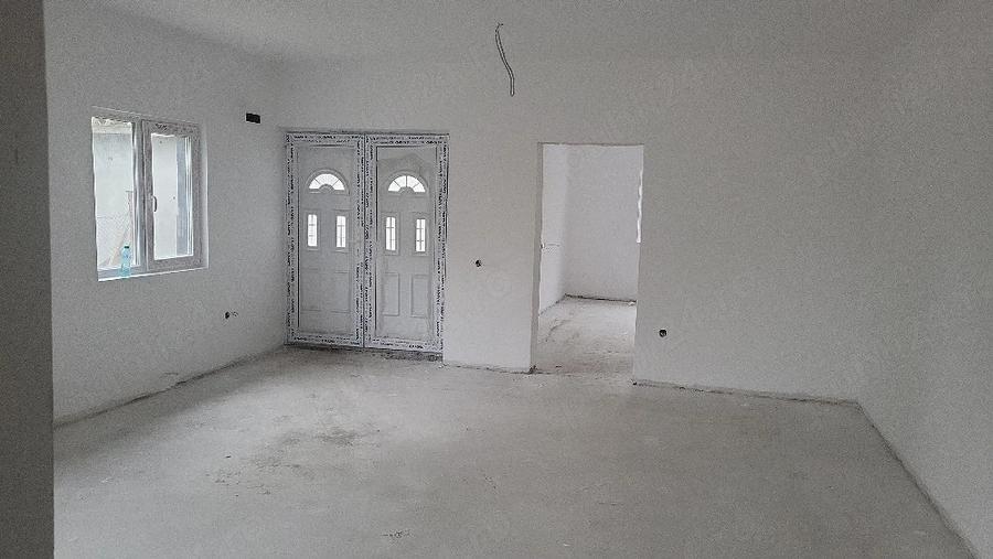 Casă cu 3 camere cu Teren 230 Mp în Lumina