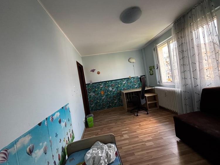 Apartament cu 3 camere semidecomandat în Obor