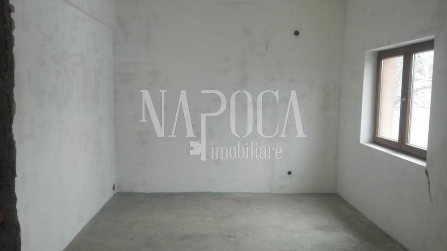 Casă individuală cu 7 camere cu Canalizare în Dâmbul Rotund