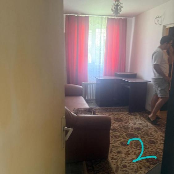Apartament cu 3 camere semidecomandat în Petros