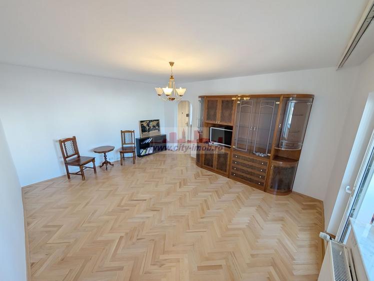 Apartament cu 2 camere decomandat în Victoriei