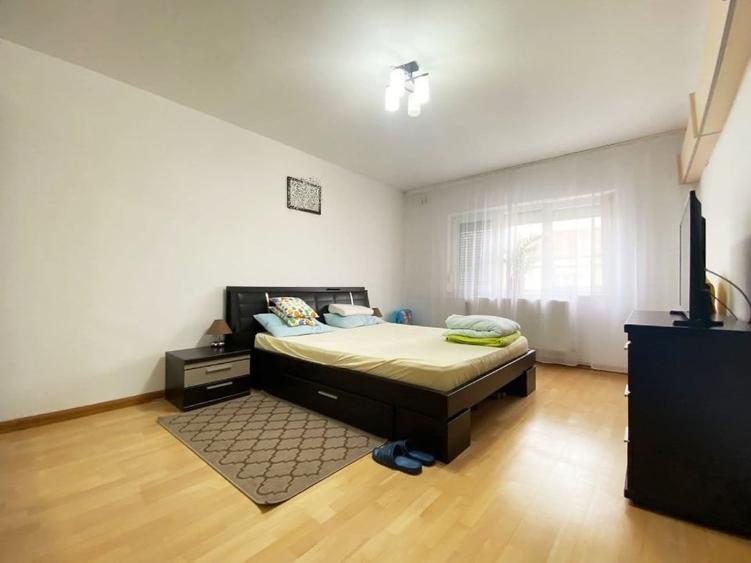 Apartament cu 3 camere decomandat, mobilat în Rogerius