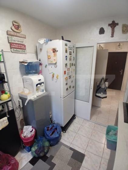 Apartament cu 3 camere semidecomandat, mobilat în Podu Roș