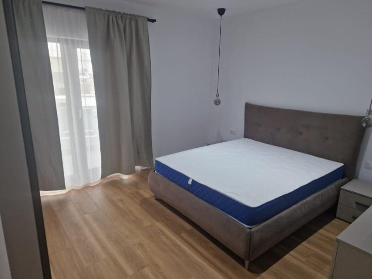 Apartament cu 3 camere decomandat, mobilat în Exterior Est