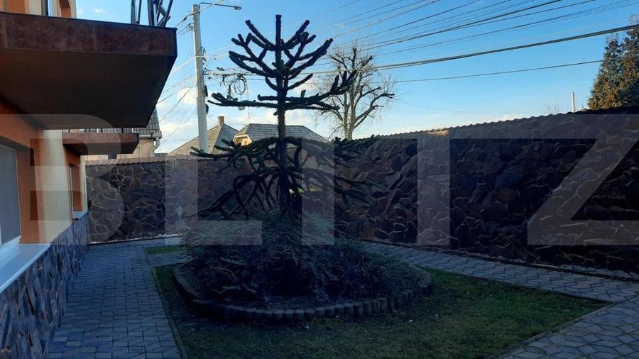 Casă individuală cu 9 camere cu Teren 868 Mp în Est
