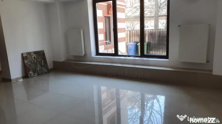 Casă cu 18 camere cu Teren 500 Mp în Victoriei
