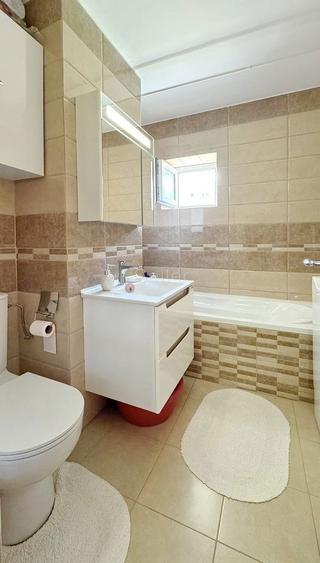 Apartament cu 4 camere decomandat, mobilat în Calea București