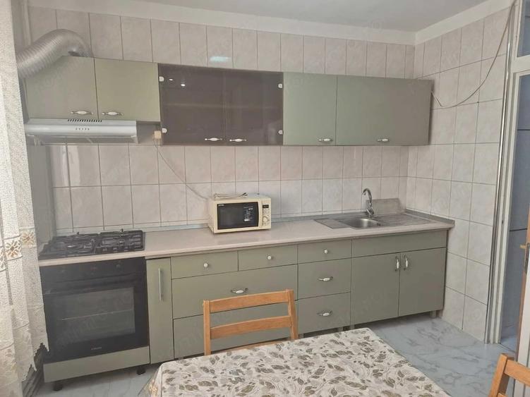 Apartament cu 3 camere decomandat în Eroii Revoluției