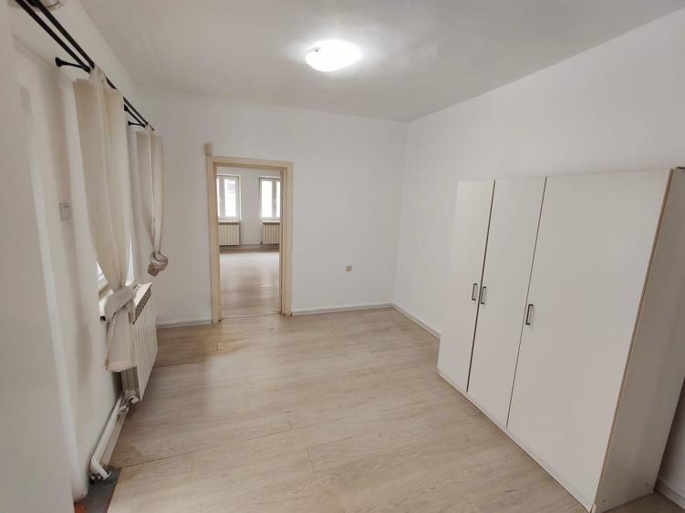 Apartament cu 3 camere semidecomandat, mobilat în Moșilor
