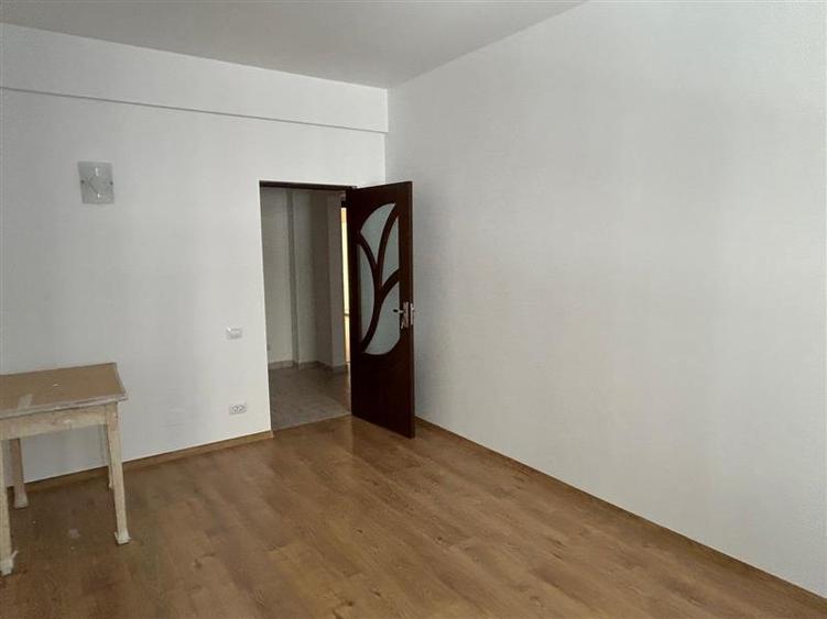 Apartament cu 3 camere decomandat în Magheru