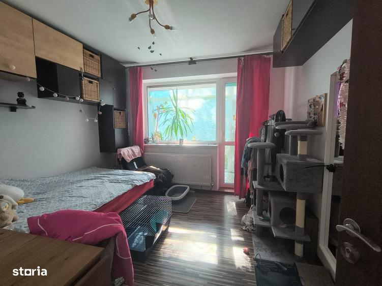 Apartament cu 4 camere semidecomandat în Central