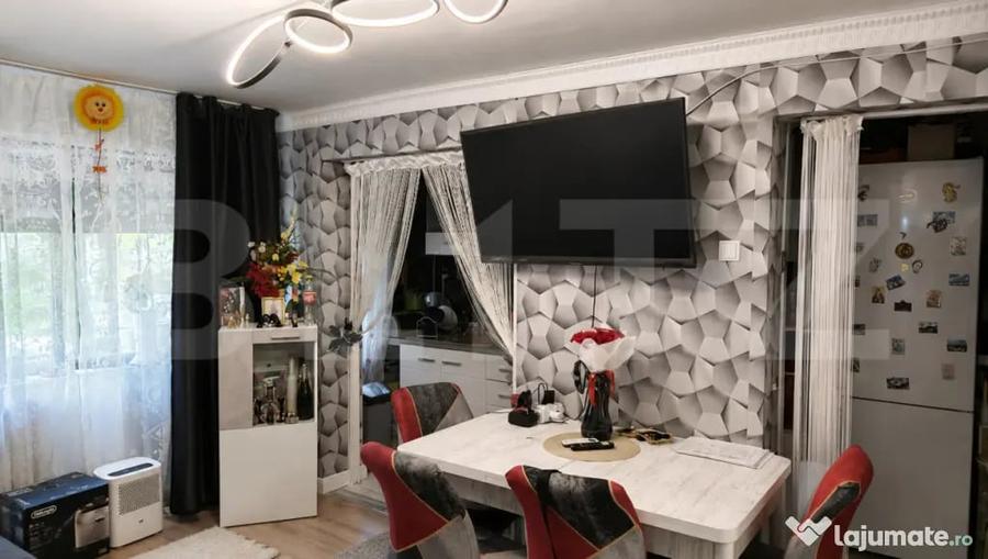 Apartament cu 3 camere semidecomandat în Podu Roș
