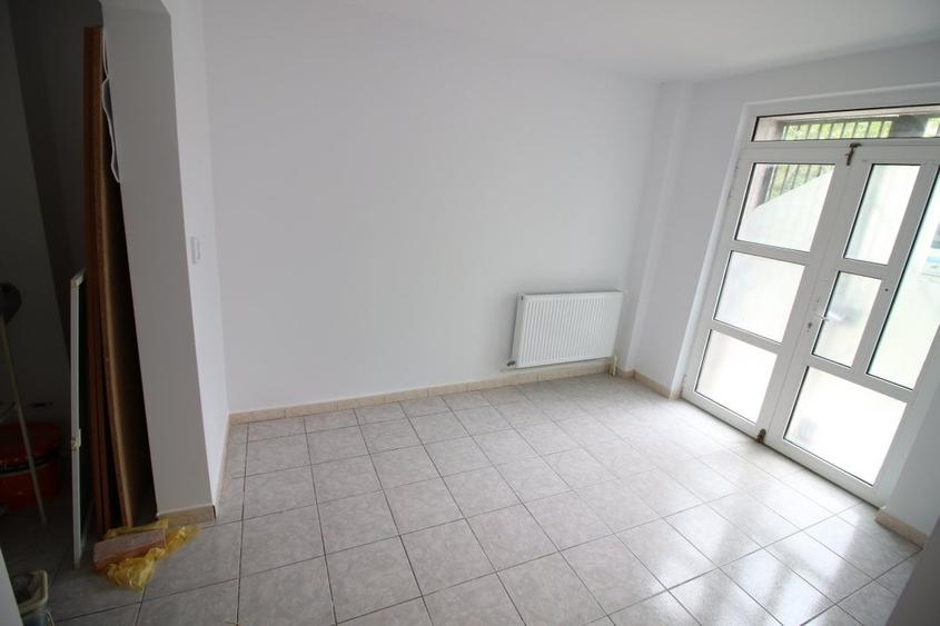 Apartament cu 4 camere decomandat, mobilat în Micro 20