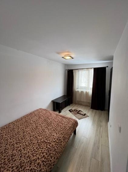 Casă cu 7 camere cu Teren 300 Mp în Est