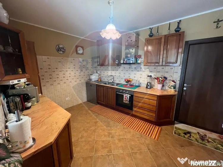 Casă cu 7 camere cu Teren 983 Mp în Garoafa