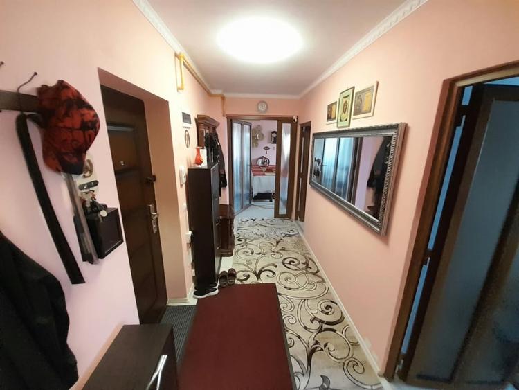Apartament cu 3 camere decomandat, mobilat în Sud