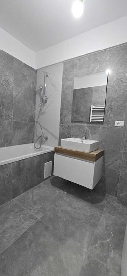 Apartament cu 2 camere decomandat în Tractorul