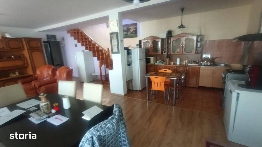 Casă cu 5 camere cu Teren 250 Mp în Cernele