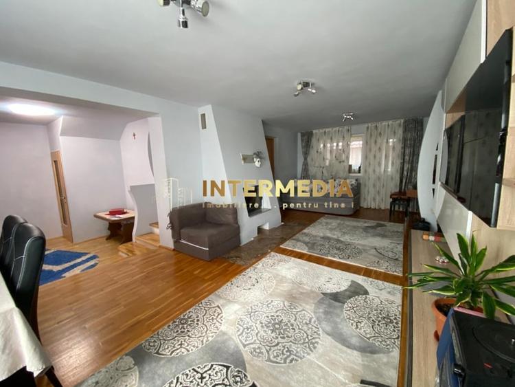 Casă individuală cu 5 camere cu Canalizare în Cetate