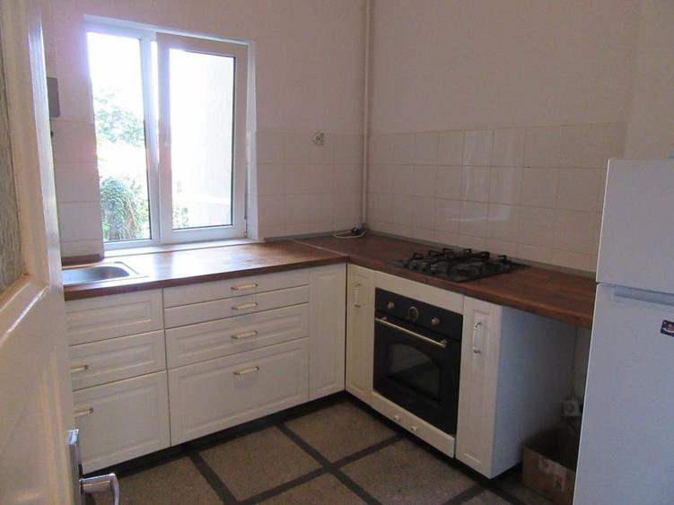 Apartament cu 3 camere semidecomandat, mobilat în Calea Victoriei