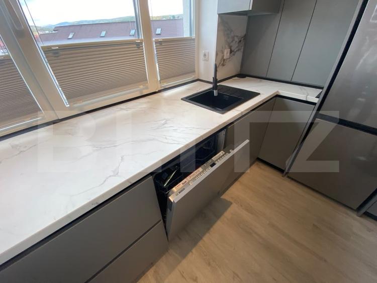 Apartament cu 3 camere semidecomandat, mobilat în Florești