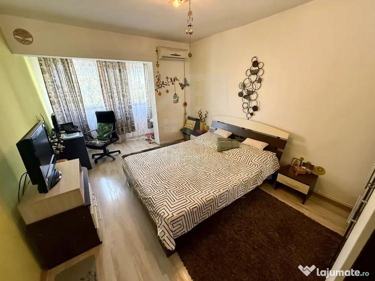 Apartament cu 3 camere semidecomandat în Craiovița Nouă