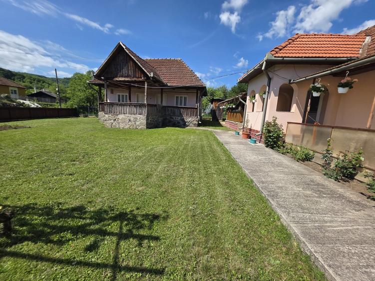 Casă cu 4 camere în Luncoiu de Jos